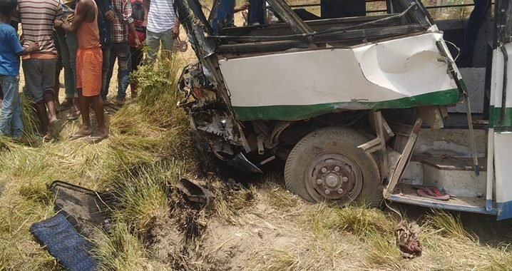 थावे से सिवान जा रही बस दुर्घटनाग्रस्त