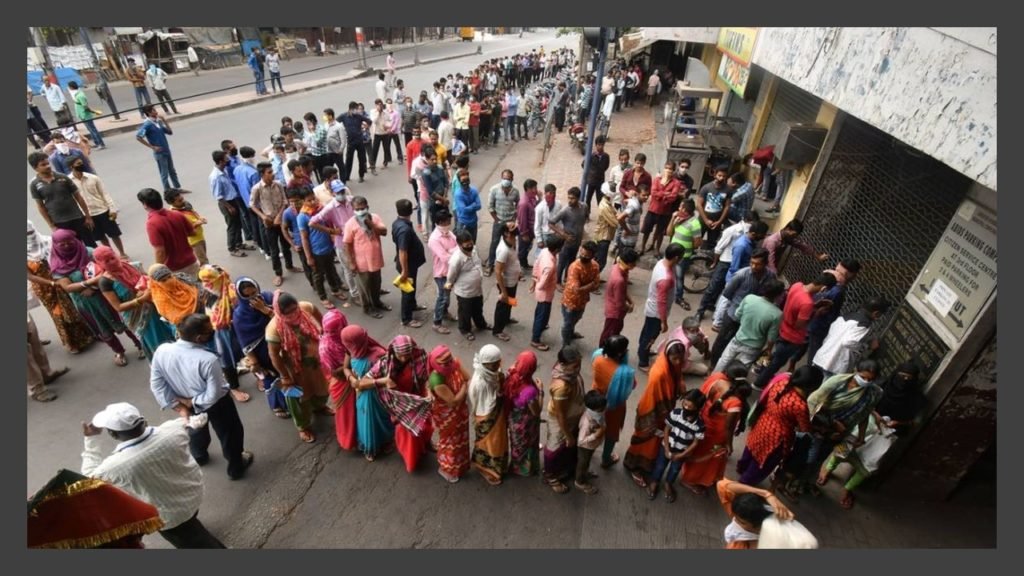 राशन की दुकान पर लगी भीड़