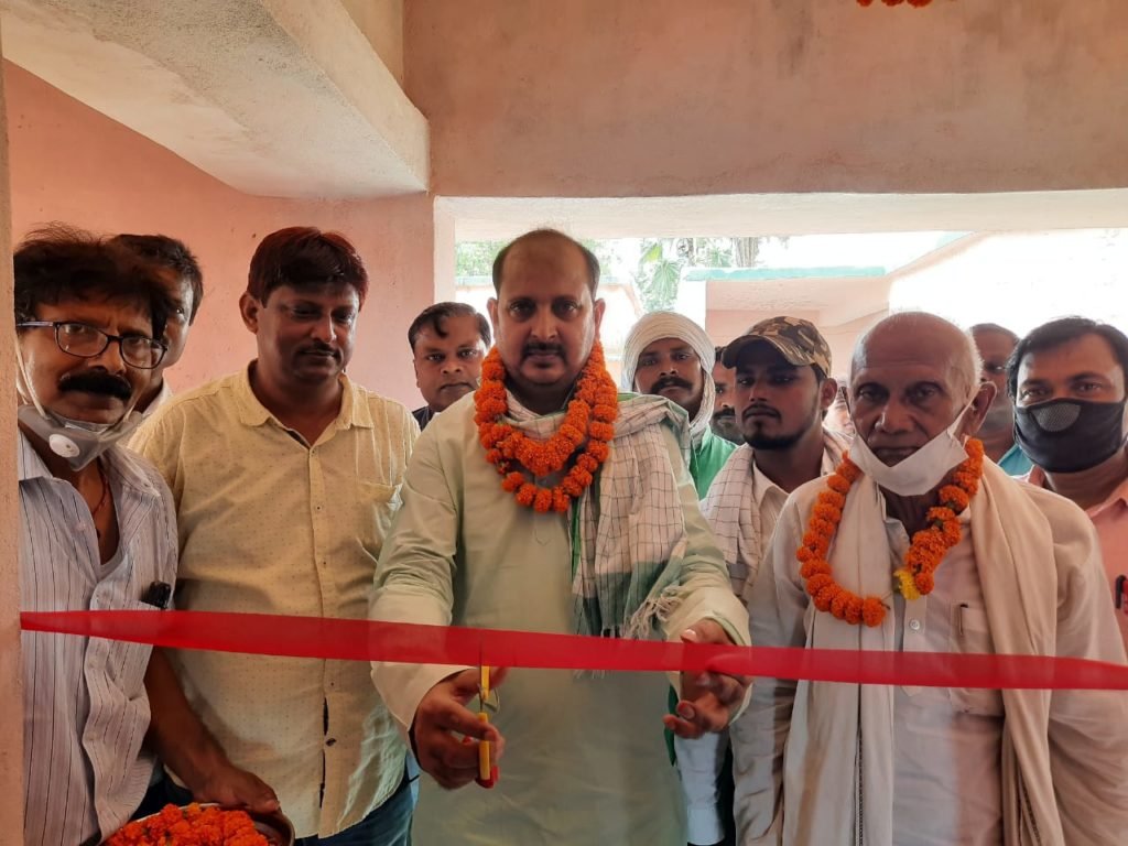 विधायक अख्तरुल इस्लाम शाहीन फीता काटते हुए