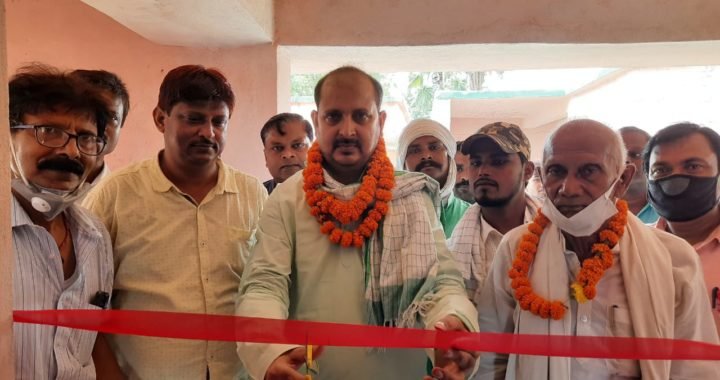 स्थानीय विधायक अख्तरुल इस्लाम शाहीन ने किया स्कूल के कमरे का उद्घाटन