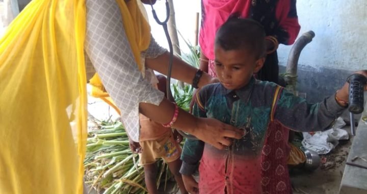 कहानियां सुनाकर चमकी बुखार को दूर भगा रहीं डॉ सुरभि