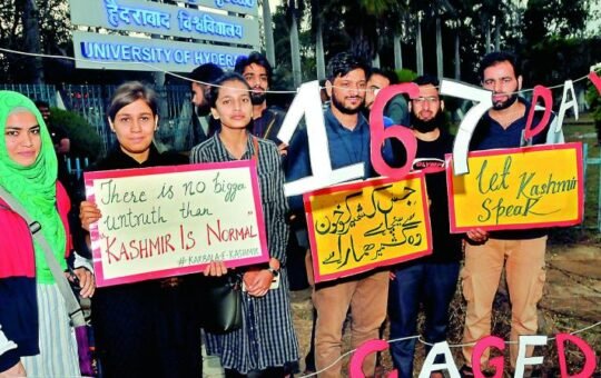 कोर्ट के आदेश के बाद भी कश्मीरी राजनितिक कैदी जेलों में बंद क्यों ?