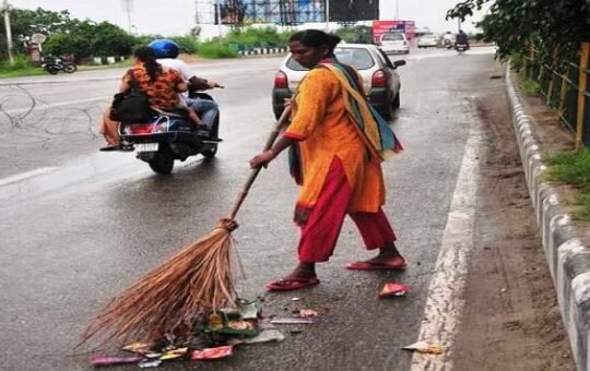 दिल्ली में सफाई कर्मचारियों की जान सबसे सस्ती