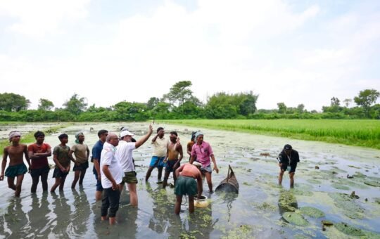 पानी में उतरता एक सवाल: कटिहार के तालाब से उठती आवाज़ें