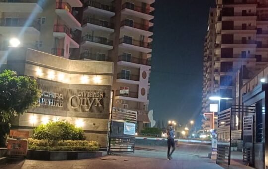 जयपुरिया सोसाइटी में आठ घंटे की ब्लैकआउट ने खोला बिल्डर की करतूतों का पिटारा